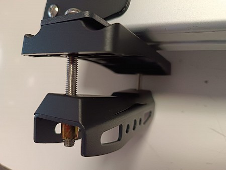Adaptador Clamp Universal para Barras Portaequipajes Anchas o Con Riel